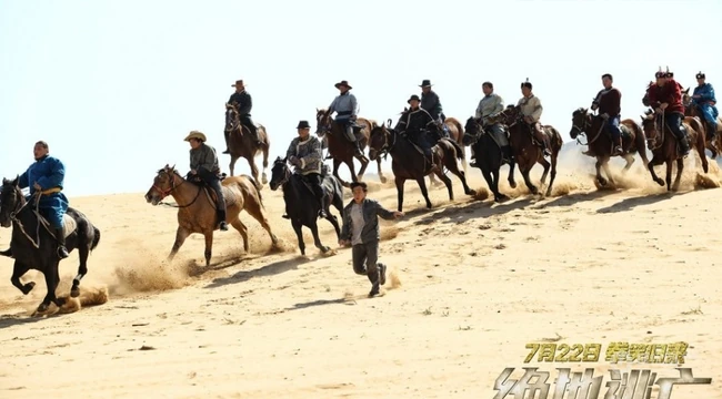 成龙电影《绝地逃亡》最新海报剧照，7月22日拳笑归来