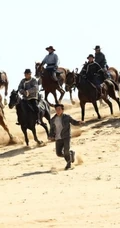 成龙电影《绝地逃亡》最新海报剧照，7月22日拳笑归来