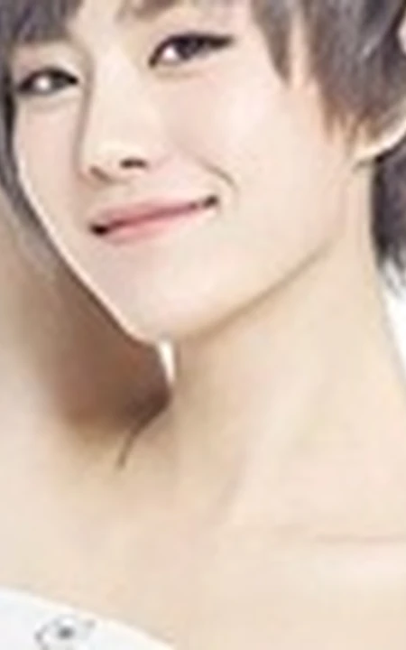 演员牟星纯美写真，清爽短发笑容动人