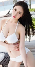 女生于姬Una纯白家居服、泳装旅拍写真，身材热门气质动人
