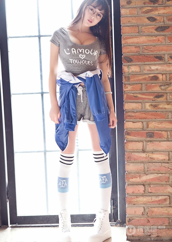 甜美气质女生赵小米Kitty运动装热裤写真美图