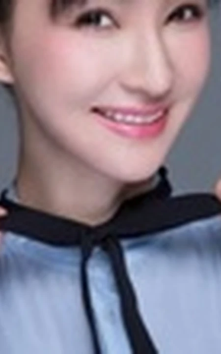 卢莹唯美写真大片，蓝衫绿裙清新自然