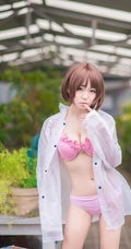 气质短发萌妹家居服街拍美图，天真烂漫浅粉可爱