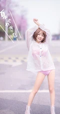 气质短发萌妹家居服街拍美图，天真烂漫浅粉可爱