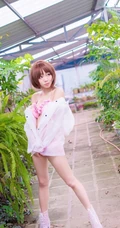 气质短发萌妹家居服街拍美图，天真烂漫浅粉可爱