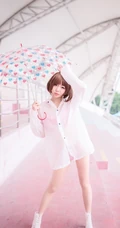 气质短发萌妹家居服街拍美图，天真烂漫浅粉可爱