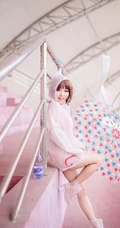 气质短发萌妹家居服街拍美图，天真烂漫浅粉可爱