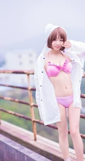 气质短发萌妹家居服街拍美图，天真烂漫浅粉可爱