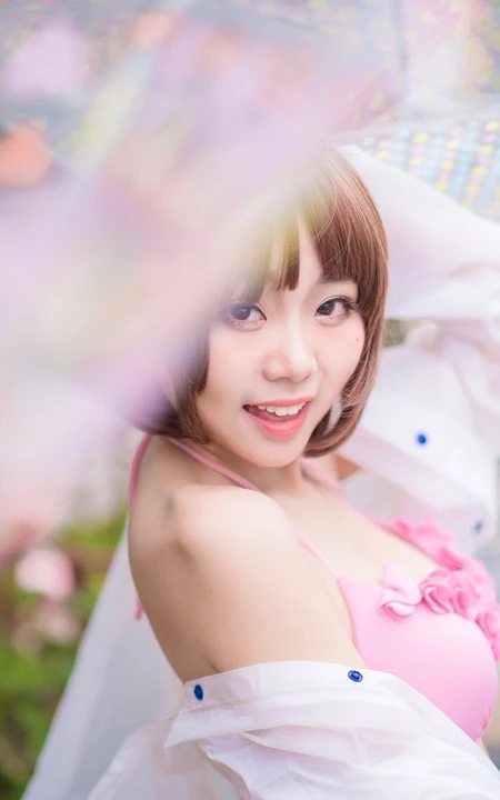 气质短发萌妹家居服街拍美图，天真烂漫浅粉可爱