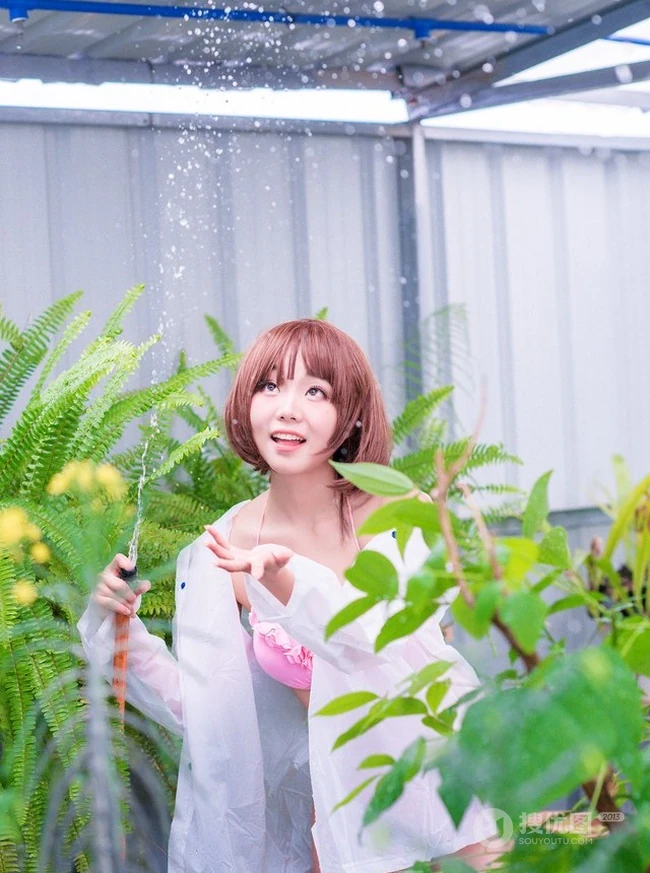 气质短发萌妹家居服街拍美图，天真烂漫浅粉可爱