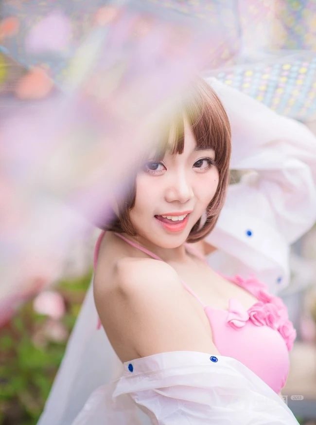 气质短发萌妹家居服街拍美图，天真烂漫浅粉可爱