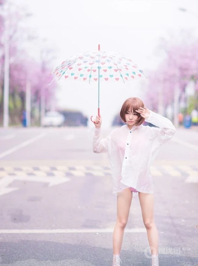 气质短发萌妹家居服街拍美图，天真烂漫浅粉可爱