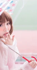气质短发萌妹家居服街拍美图，天真烂漫浅粉可爱