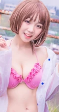 气质短发萌妹家居服街拍美图，天真烂漫浅粉可爱