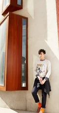 张若昀休闲装扮拍写真，阳光帅气尽显型男气质
