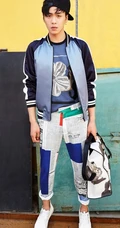 张若昀休闲装扮拍写真，阳光帅气尽显型男气质