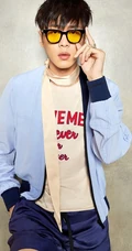 张若昀休闲装扮拍写真，阳光帅气尽显型男气质