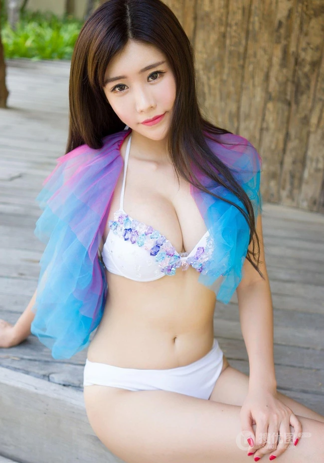 女生嫩模程小烦不烦，着气质家居服海边高清旅拍写真
