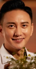治愈系暖男王仁君最新写真，眼神明亮笑容温暖