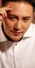 治愈系暖男王仁君最新写真，眼神明亮笑容温暖