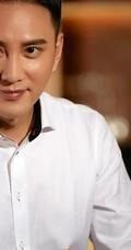 治愈系暖男王仁君最新写真，眼神明亮笑容温暖
