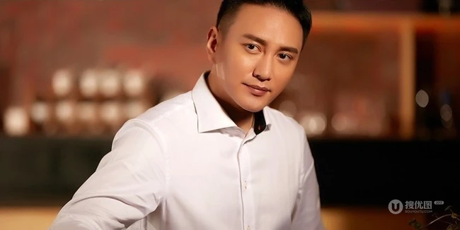 治愈系暖男王仁君最新写真，眼神明亮笑容温暖