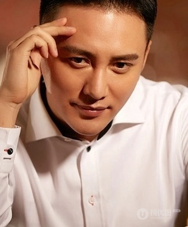 治愈系暖男王仁君最新写真，眼神明亮笑容温暖
