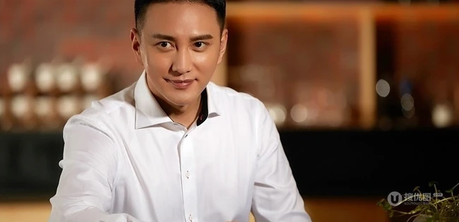 治愈系暖男王仁君最新写真，眼神明亮笑容温暖