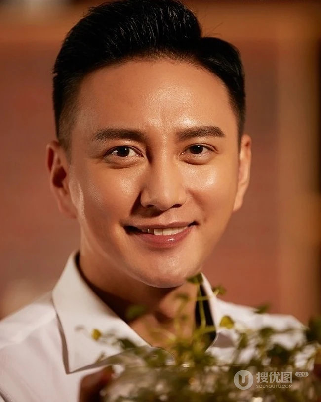 治愈系暖男王仁君最新写真，眼神明亮笑容温暖