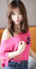 羞涩可爱学生妹，女生嫩模itt尼卡制服装写真吸睛