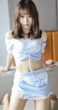 羞涩可爱学生妹，女生嫩模itt尼卡制服装写真吸睛