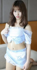 羞涩可爱学生妹，女生嫩模itt尼卡制服装写真吸睛