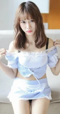 羞涩可爱学生妹，女生嫩模itt尼卡制服装写真吸睛