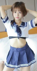 羞涩可爱学生妹，女生嫩模itt尼卡制服装写真吸睛