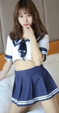 羞涩可爱学生妹，女生嫩模itt尼卡制服装写真吸睛
