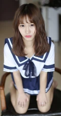 羞涩可爱学生妹，女生嫩模itt尼卡制服装写真吸睛