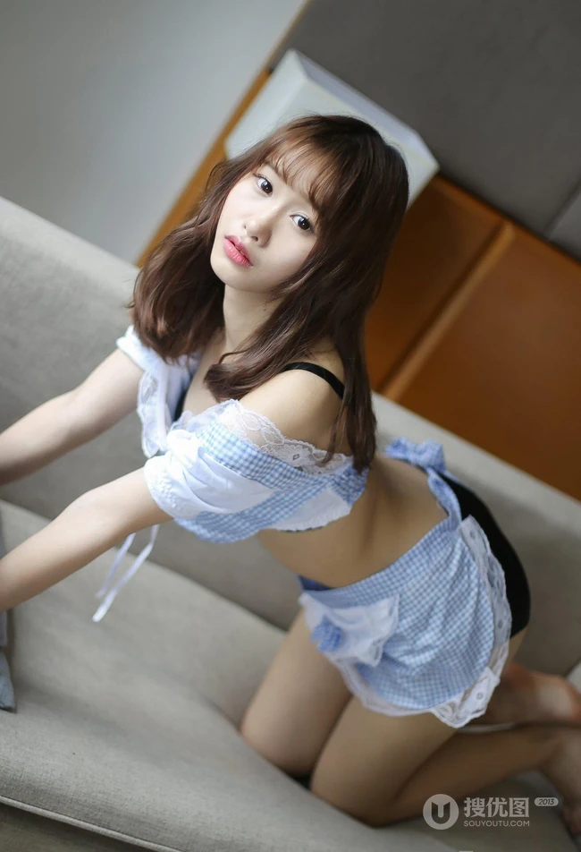 羞涩可爱学生妹，女生嫩模itt尼卡制服装写真吸睛
