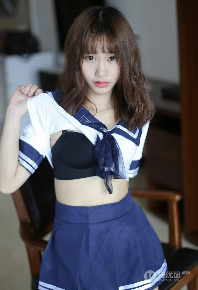 羞涩可爱学生妹，女生嫩模itt尼卡制服装写真吸睛