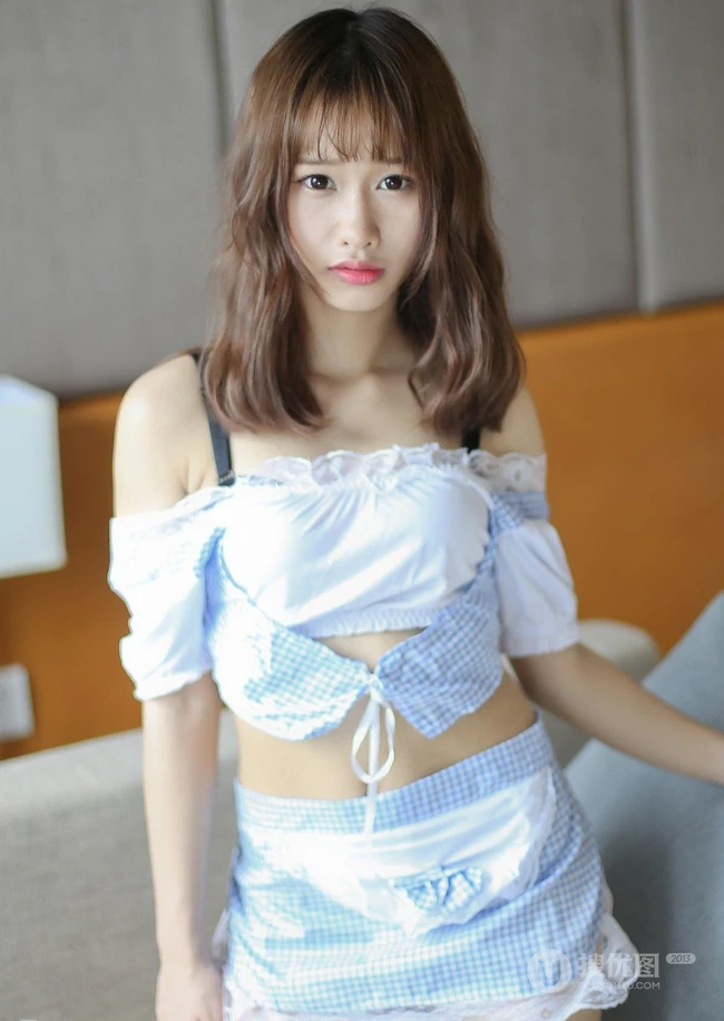 羞涩可爱学生妹，女生嫩模itt尼卡制服装写真吸睛