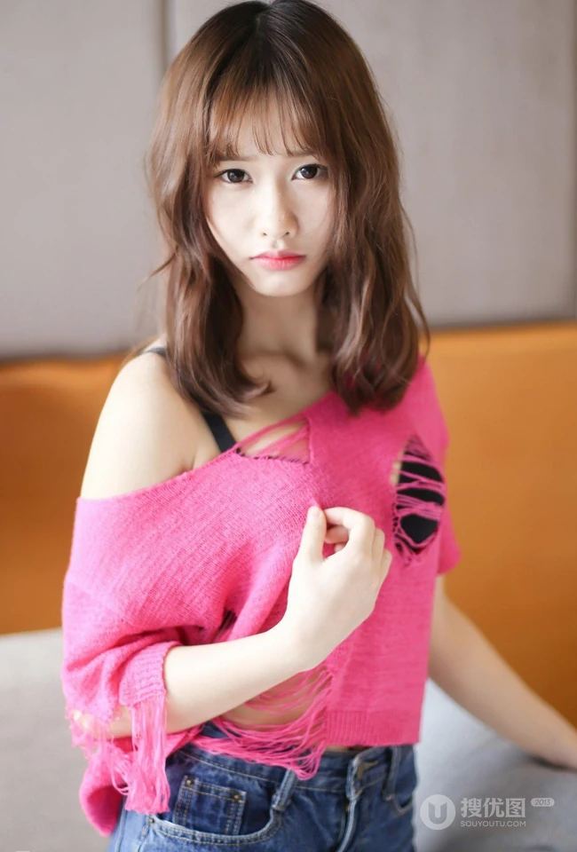 羞涩可爱学生妹，女生嫩模itt尼卡制服装写真吸睛