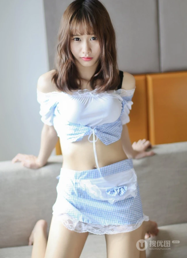 羞涩可爱学生妹，女生嫩模itt尼卡制服装写真吸睛