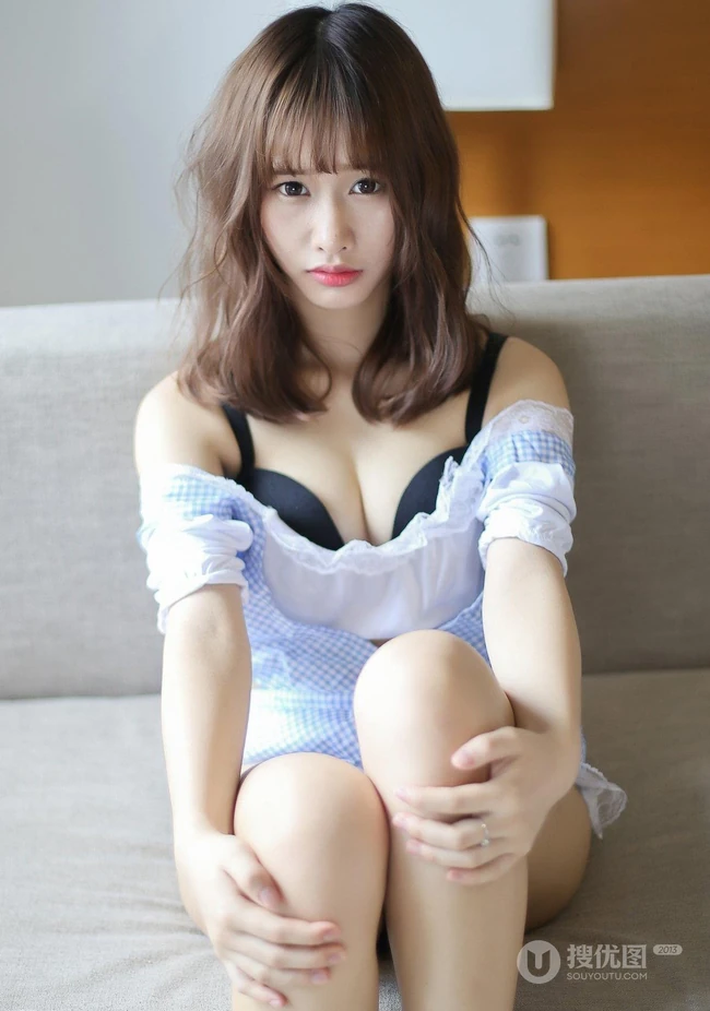 羞涩可爱学生妹，女生嫩模itt尼卡制服装写真吸睛