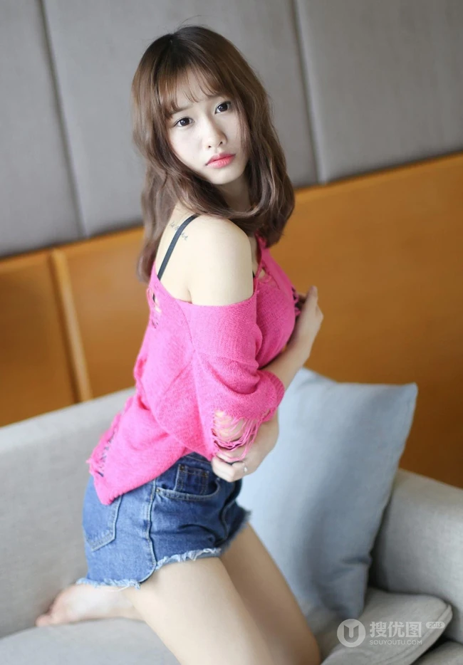 羞涩可爱学生妹，女生嫩模itt尼卡制服装写真吸睛