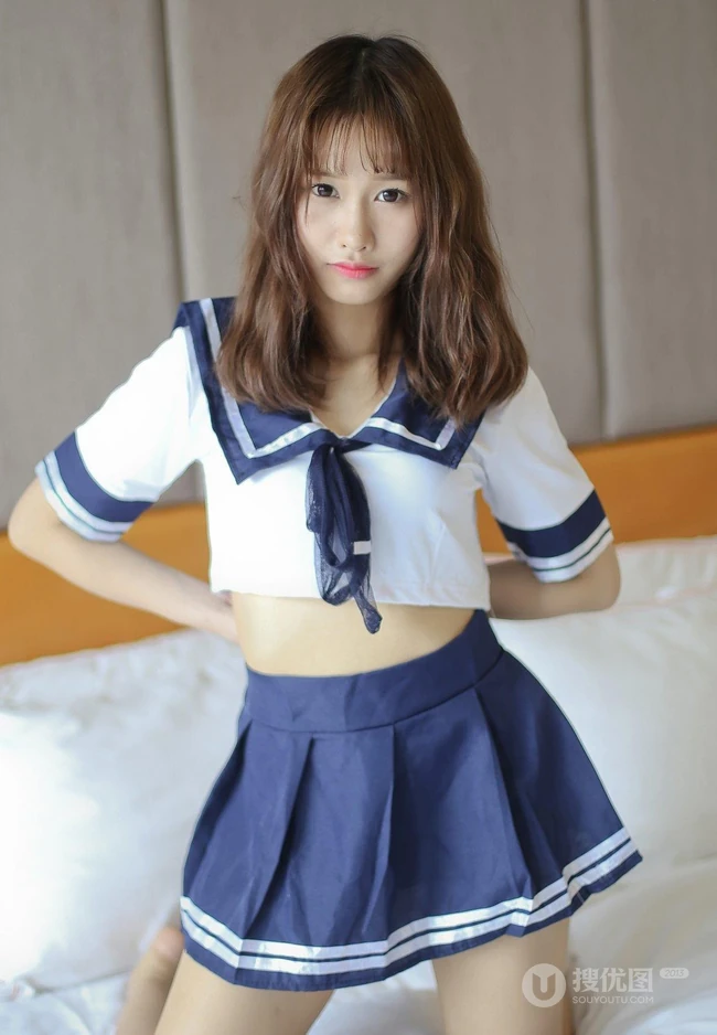 羞涩可爱学生妹，女生嫩模itt尼卡制服装写真吸睛