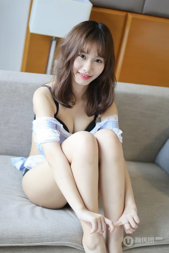 羞涩可爱学生妹，女生嫩模itt尼卡制服装写真吸睛