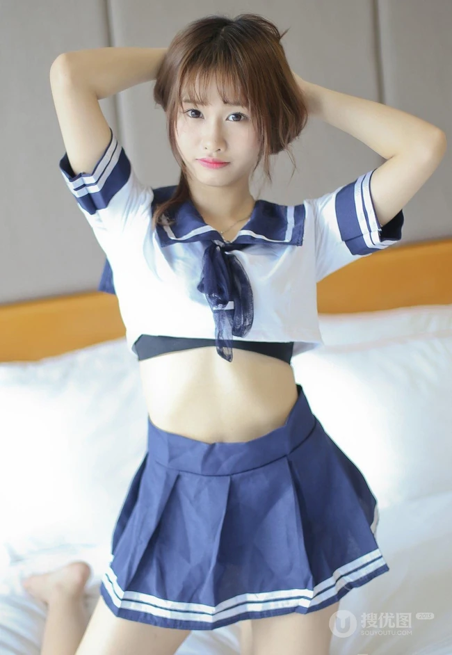 羞涩可爱学生妹，女生嫩模itt尼卡制服装写真吸睛