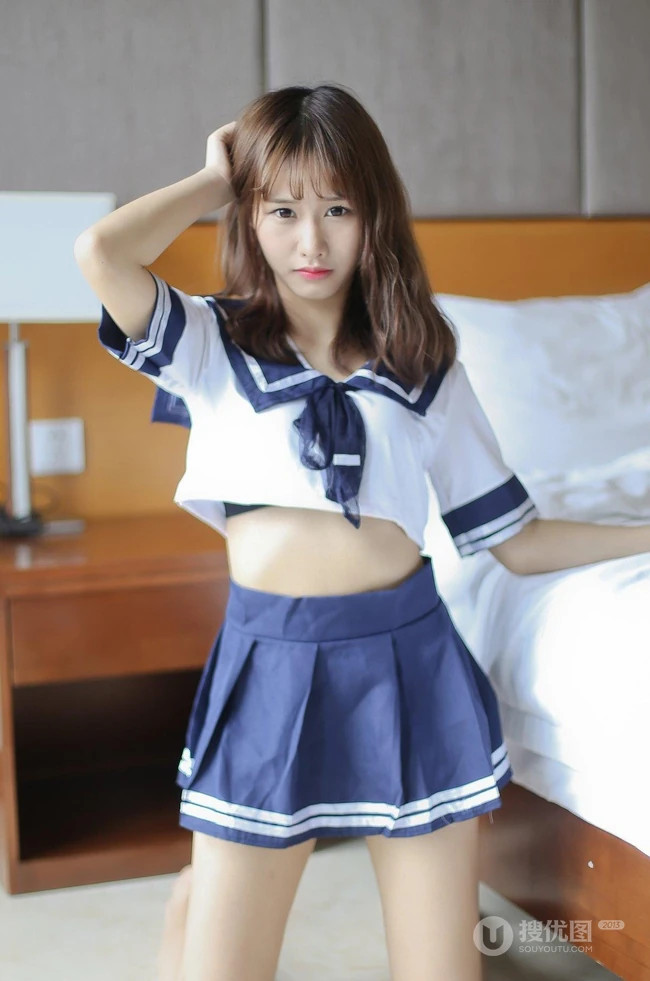 羞涩可爱学生妹，女生嫩模itt尼卡制服装写真吸睛