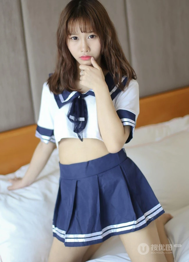 羞涩可爱学生妹，女生嫩模itt尼卡制服装写真吸睛