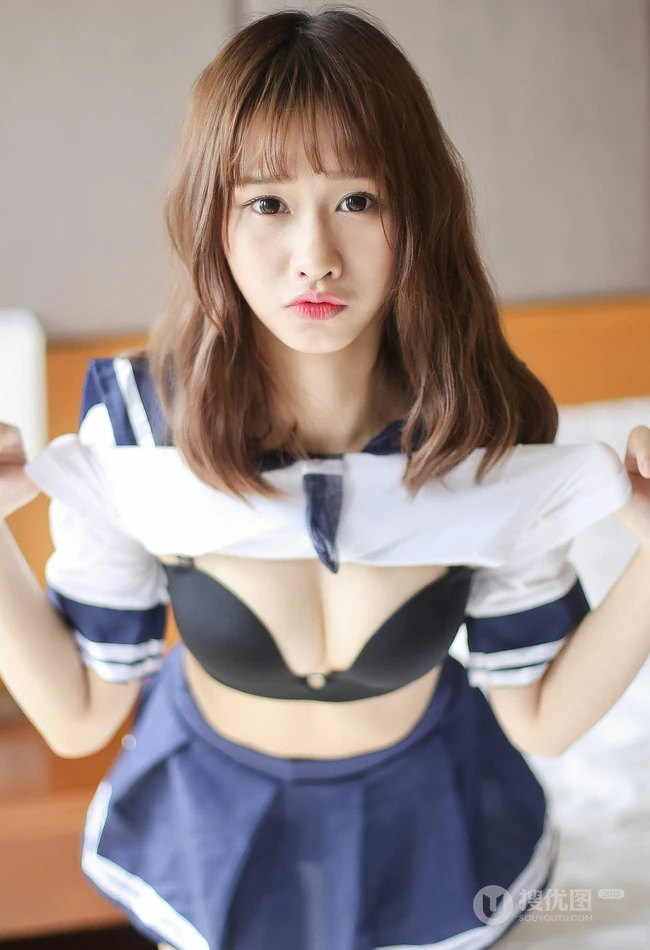 羞涩可爱学生妹，女生嫩模itt尼卡制服装写真吸睛