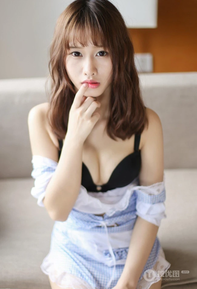 羞涩可爱学生妹，女生嫩模itt尼卡制服装写真吸睛